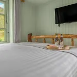 Juniper Lodge, District Shepherd Hut With Hot Tub Coniston
