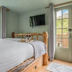 Juniper Lodge, District Shepherd Hut With Hot Tub Feriehus *