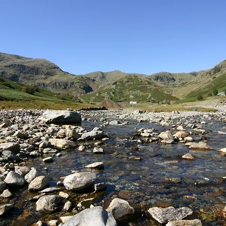 Dom wakacyjny Juniper Lodge, District Shepherd Hut With Hot Tub