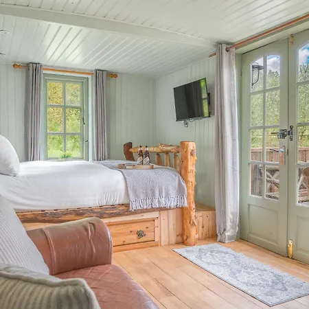Juniper Lodge, District Shepherd Hut With Hot Tub Hébergement de vacances Coniston