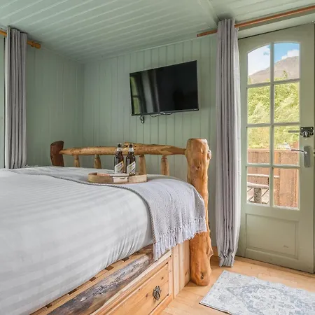 Juniper Lodge, District Shepherd Hut With Hot Tub Hébergement de vacances *