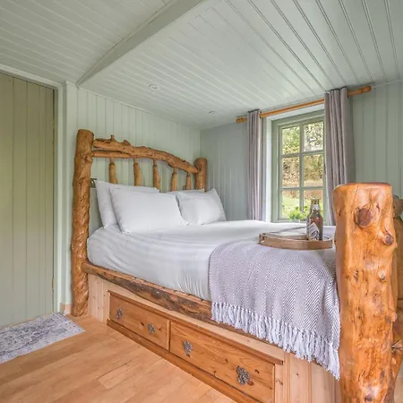 Dom wakacyjny Juniper Lodge, District Shepherd Hut With Hot Tub *