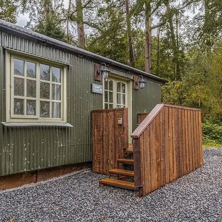 Juniper Lodge, District Shepherd Hut With Hot Tub Feriehus