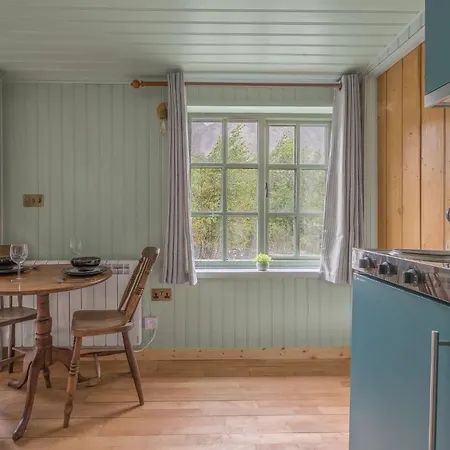 Juniper Lodge, District Shepherd Hut With Hot Tub Tatil Evi