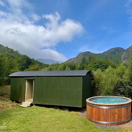 Juniper Lodge, District Shepherd Hut With Hot Tub Tatil Evi *